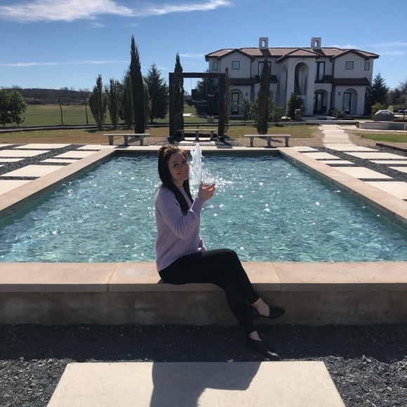 Meet your Posher, Jennie - Picture 3 of 3